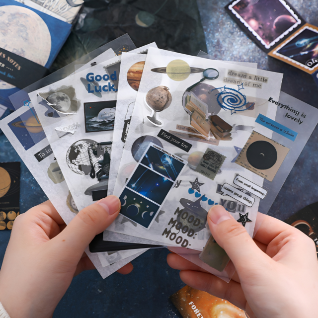 【手帳禮盒-科幻星空】154套組-星空宇宙系列,拼貼、手帳佈置、貼紙、手帳套組、手帳素材、變籤、便條紙、A6筆記本 【手帳禮盒-科幻星空】154套組-星空宇宙系列,拼貼、手帳佈置、貼紙、手帳套組、手帳素材、變籤、便條紙、A6筆記本