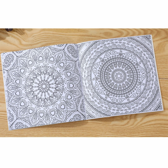 英文版《曼陀羅》著色本24頁，輕薄小本好攜帶  長x寬18.5cm，療癒、紓壓、靜心