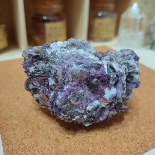 珍稀片狀紫雲母原礦6.5x4.5公分_諧和、寧靜、消融的療癒之石