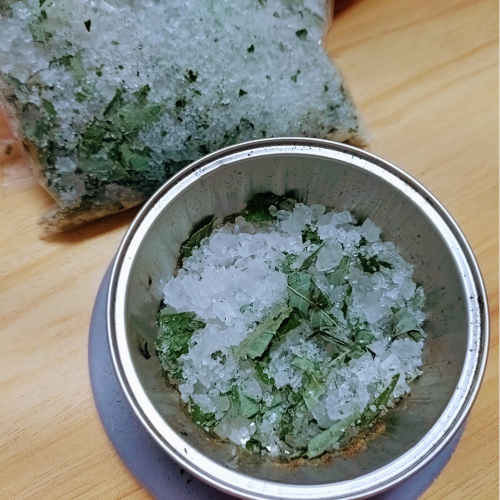 刺蔥魔法鹽150g｜刺蔥葉 × 檸檬葉 × 天然日曬海鹽｜驅散滯氣、淨化沉重、招引活力與豐盛、突破停滯期招來好運